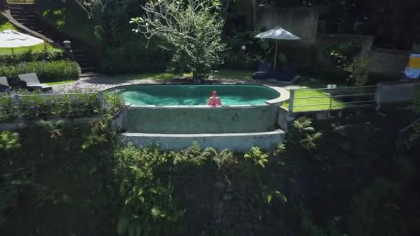 Luftaufnahme Einer Lächelnden Jungen Frau Die Den Sommerurlaub Einem Luxuriösen — Stockvideo