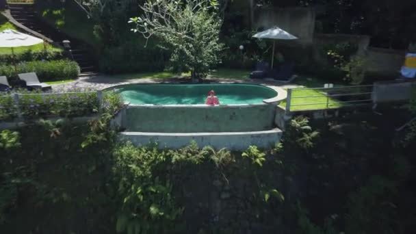 Luchtfoto Close Distantiëren Glimlachend Jonge Vrouw Zomervakantie Genieten Luxe Vakantieparken — Stockvideo