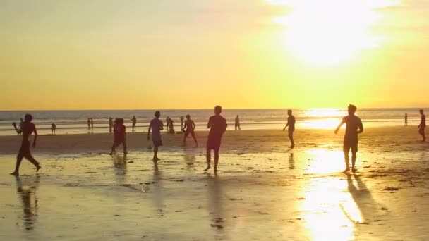 인도네시아 2017 해변에서 맨발을 석양에 아시아 어린이에 — 비디오