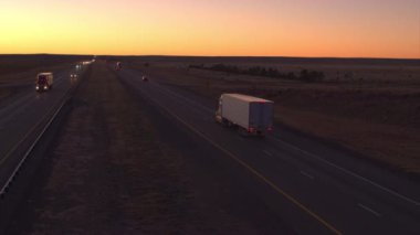 Hava yakın: Yük yarı kamyon kargo taşıma Türkiye genelinde boş yolu boyunca sürüş mal yüklü. Konteyner kamyon teslim taşıyıcı kargo altın günbatımında çekme.