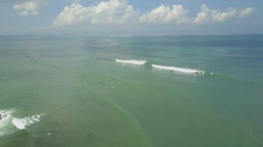 Hava: kalabalık sörf turistler ve yerel halkın, Canggu, Bali, Endonezya dolu uçan. Dalgalar yakalamak ve sörf yapmayı öğrenme yeni başlayanlar. Kalabalık sörfçü okyanus sanatçısını toplama