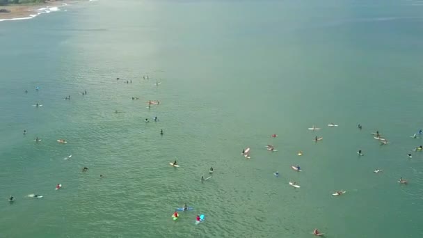 Aerial Close Серфингисты Досках Серфинга Переполненном Пляже Cangbandy Бали Индонезия — стоковое видео