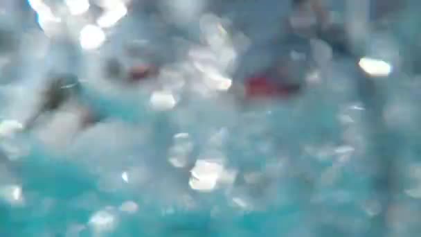 Slow Motion Close Underwater Vrolijke Jongens Meisjes Spetteren Zwembadwater Met — Stockvideo