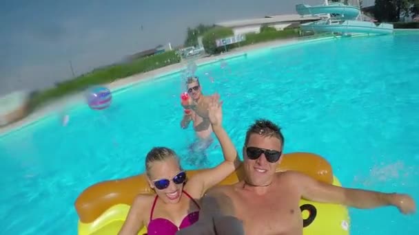 Lens Flare Selfie Glimlachend Jongeren Genieten Kleurrijke Floaties Pool Party — Stockvideo