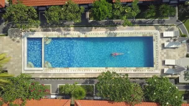 Topo Aerial Mulher Irreconhecível Férias Verão Refrescante Natação Subaquática Água — Vídeo de Stock