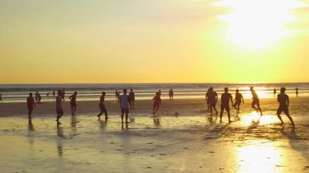 인도네시아 2017 해변에서 맨발을 석양에 아시아 어린이에 — 비디오