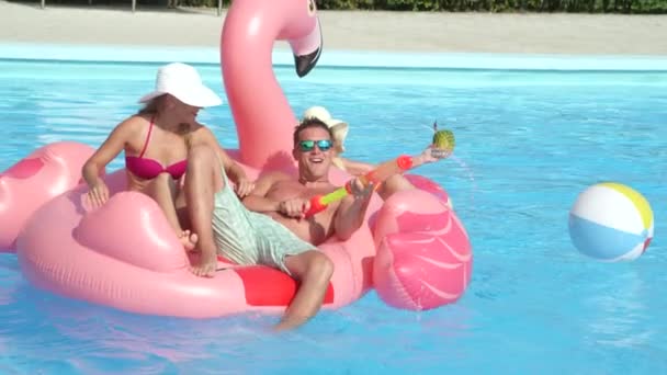 Slow Motion Close Speels Glimlachend Koppel Dat Roze Flamingo Ligt — Stockvideo