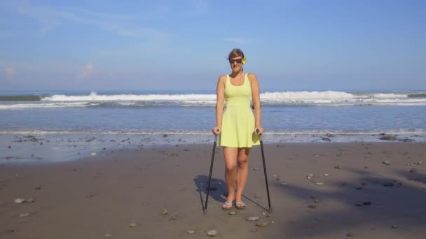 Close Carefree Strong Independent Woman Traveling Crutches Summer Beach Vacation — Stock Video