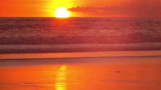 慢动作透镜耀斑 红色天空反射在光滑的湿沙滩在美丽的金黄光日落 海浪在梦幻般的天堂岛巴厘岛 在华丽的阳光明媚的夜晚洗涤海滨 — 图库视频影像