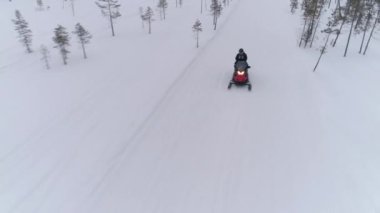 Güneşin atlama snowboarder