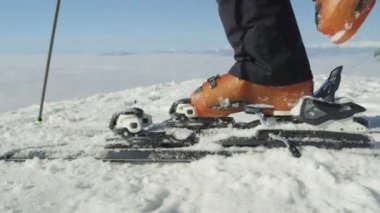 Ağır çekim: hile ve rotasyonlar kapmak ile güneşli kışın performans yüksek halfpipe duvardan atlama büyük dağ kar park, sürme genç pro snowboarder