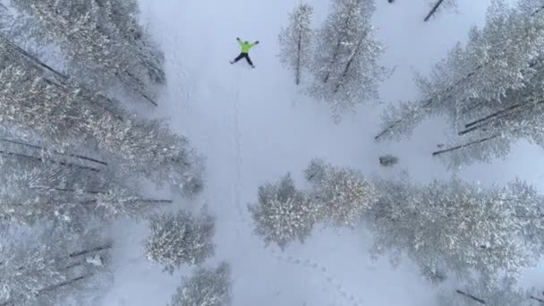 Ung kvinna att göra snöänglar — Stockvideo