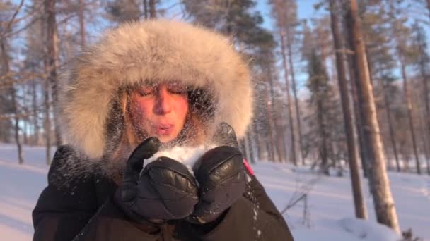 Ung kvinna att göra snöänglar — Stockvideo