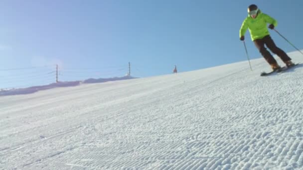 Moción Lenta Joven Snowboarder Profesional Que Monta Gran Parque Nieve — Vídeos de Stock