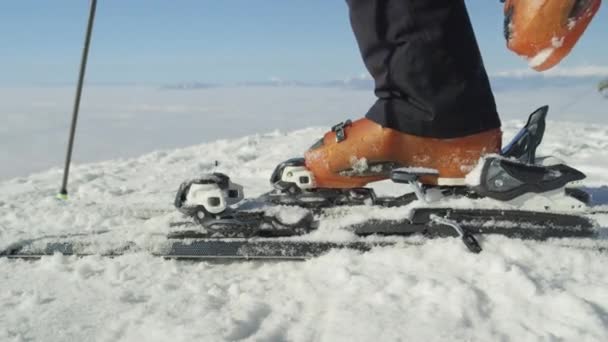 Moción Lenta Joven Snowboarder Profesional Que Monta Gran Parque Nieve — Vídeo de stock