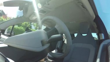 Fütüristik kadar yakın bilgisayar sensör robotik teknoloji kendi kendine kendi kendine direksiyon sürüş işletim özerk elektrikli otomobil otomatik. Paralel park güneşli günde otomatik boş oturmuş kendi otopark araç