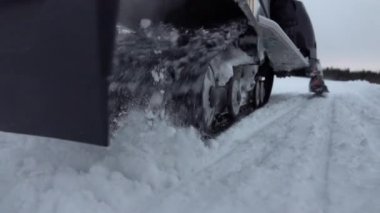 Güneşin atlama snowboarder