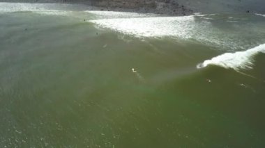 Hava: kalabalık sörf güneşli Bali Adası'nda uçan. Yaz tatili bekleyen kadar çizgi kirli kahverengi su üzerinde yüzen insanlar. Sörfçü yakalamak ve köpüklü whitewater güzel dalga kırılma sürme