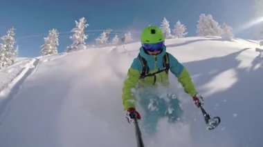 Slow Motion Close: Dağlarda kar temizlerken kayak yapmak ve toz haline getirmek