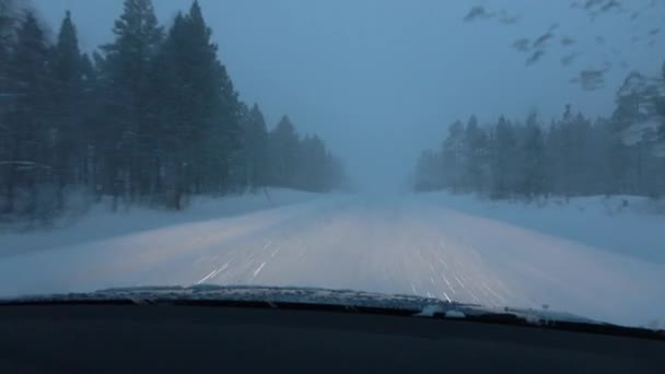Pov クローズアップ 厳しい雪の吹雪の暗い霧の冬の夜に視界が悪い危険な雪の滑りやすい道路上の車両のスピード違反 フィンランドの荒野の凍った高速道路に大雪が降る — ストック動画