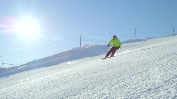 Zwolnionym Tempie Młody Pro Snowboarder Jazda Wielkiej Góry Snow Park — Wideo stockowe