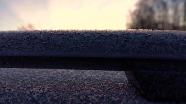 Coche atrapado en la nieve — Vídeo de stock