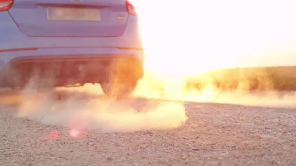 Slow Motion Close Voiture Sport Démarre Éloigne Rapidement Chemin Poussiéreux — Video