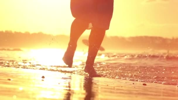 Slow Motion Närbild Bländning Aktiv Ung Man Kör Längs Sandstranden — Stockvideo