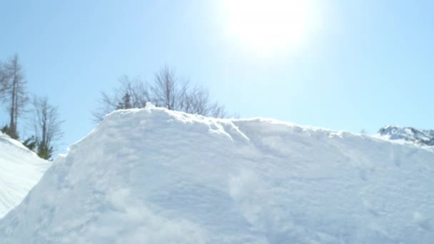 Αργή Κίνηση Ακραία Snowboarder Άνδρας Ιππασία Στο Πάρκο Χιονιού Ευήλιο — Αρχείο Βίντεο