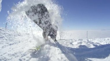 Ağır çekim: hile ve rotasyonlar kapmak ile güneşli kışın performans yüksek halfpipe duvardan atlama büyük dağ kar park, sürme genç pro snowboarder