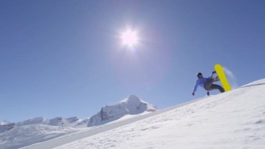 Ağır çekim: yapmak püskürtme hüner halfpipe duvar dudağında güneşli kışın büyük dağ kar Park, yarım boru sürme genç pro snowboarder