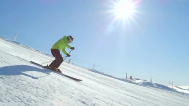 Ağır çekim: hile ve rotasyonlar kapmak ile güneşli kışın performans yüksek halfpipe duvardan atlama büyük dağ kar park, sürme genç pro snowboarder