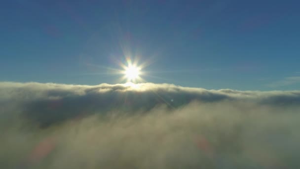 Luchtfoto Vliegen Door Dikke Wolken Vroeg Ochtendzon Schijnt Boven Hen — Stockvideo