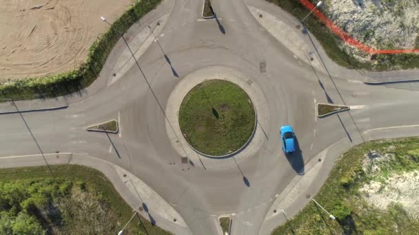 Antenne Von Oben Nach Unten Blaue Sportwagen Geschwindigkeit Kreis Fahren — Stockvideo