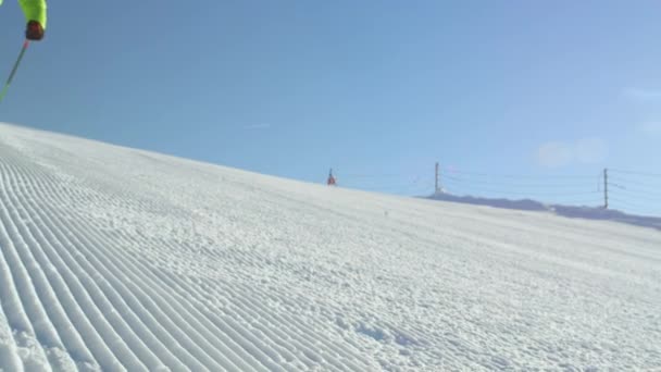 慢动作 年轻的亲滑雪者在大山雪园里骑行 从半管壁上跳得很高 在阳光明媚的冬天表演戏法和旋转 — 图库视频影像