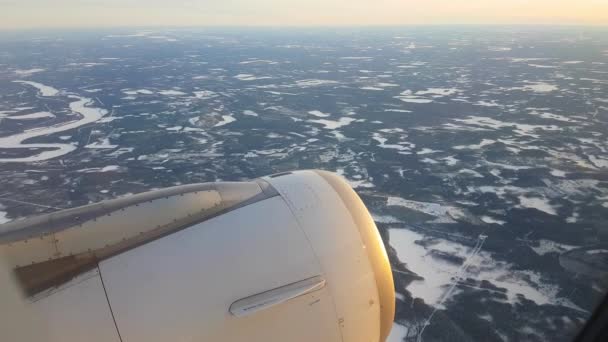 飞机在芬兰 一个拥有千湖之国的绚丽的冰冻湿地景观上空飞行 冰冷蜿蜒的河流流过沼泽荒野 冬季覆盖池塘和沼泽的雪 — 图库视频影像