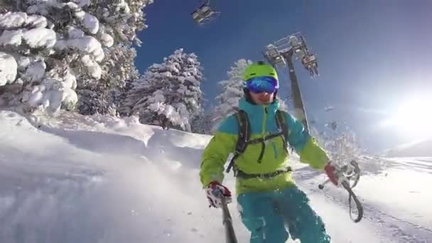 Slow Motion Close Portret Extreme Freestyleskiër Skiën Van Berghelling Verse — Stockvideo