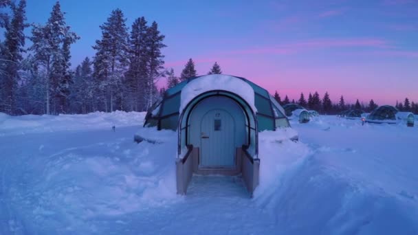 FECHAR-se iglu de vidro de luxo em Kakslauttanen Arctic Resort Finlândia ao pôr do sol — Vídeo de Stock