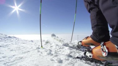 Ağır çekim: hile ve rotasyonlar kapmak ile güneşli kışın performans yüksek halfpipe duvardan atlama büyük dağ kar park, sürme genç pro snowboarder