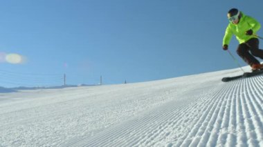 Ağır çekim: hile ve rotasyonlar kapmak ile güneşli kışın performans yüksek halfpipe duvardan atlama büyük dağ kar park, sürme genç pro snowboarder