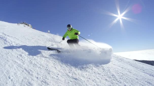 Slow Motion Unga Pro Snowboarder Ridning Big Mountain Snowpark Som — Stockvideo