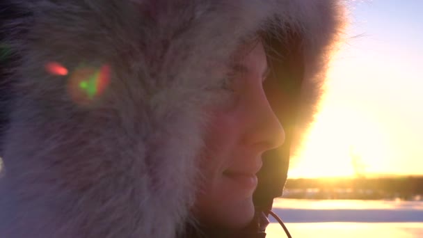 Jovem mulher fazendo anjos de neve — Vídeo de Stock