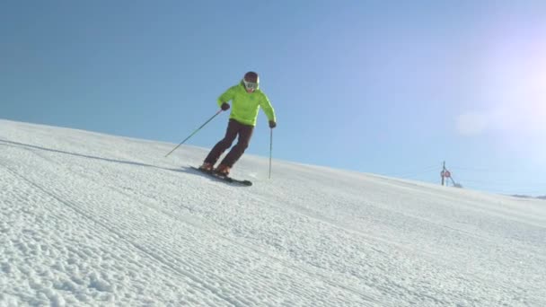 Slow Motion Unga Pro Snowboarder Ridning Big Mountain Snowpark Som — Stockvideo