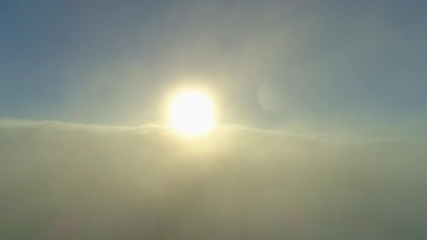 Aerial Volando Través Densas Nubes Revelando Sol Madrugada Brillando Sobre — Vídeo de stock
