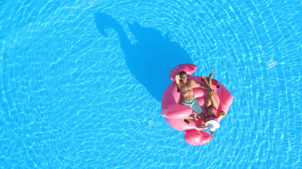 Aerial Top Young Couple Drinking Cocktails Relaxing While Lying Fun — Stock Photo, Image