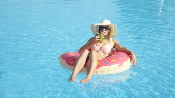 Nahaufnahme Kopierraum Glückliche Junge Frau Sommerurlaub Auf Aufblasbaren Donut Floatie — Stockfoto