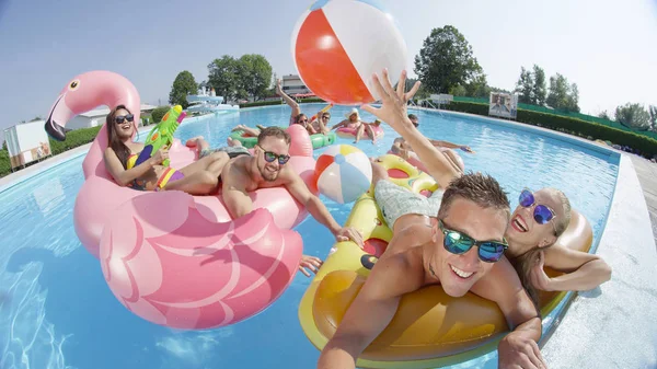 Selfie Jóvenes Sonrientes Disfrutando Divertidos Flotadores Coloridos Jugando Voleibol Fiesta — Foto de Stock