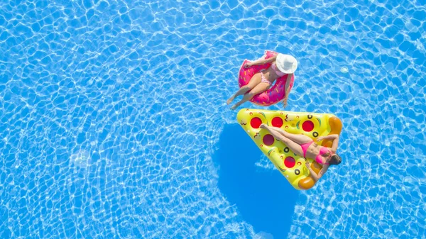 Topo Aerial Meninas Relaxadas Trajes Banho Biquíni Rosa Deitadas Pizza — Fotografia de Stock