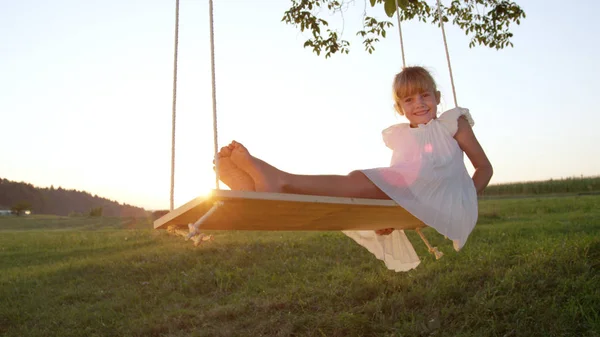 Lense Flare Jolie Petite Fille Allongée Sur Une Balançoire Bois — Photo