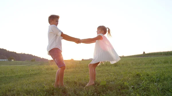 Lense Flare Due Bambini Piccoli Che Tengono Mano Ballano Scalzi — Foto Stock